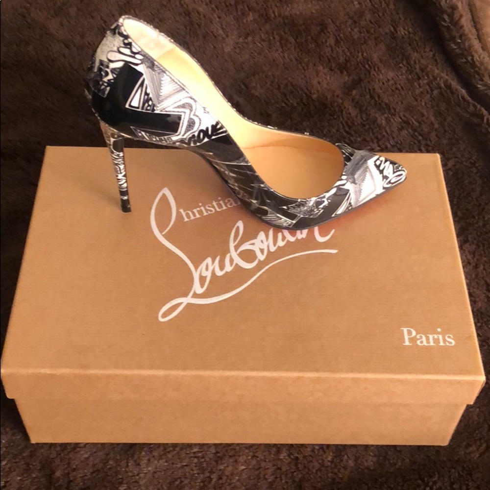 🌈🌈FREE SHIPPING.Black and White Pumps.